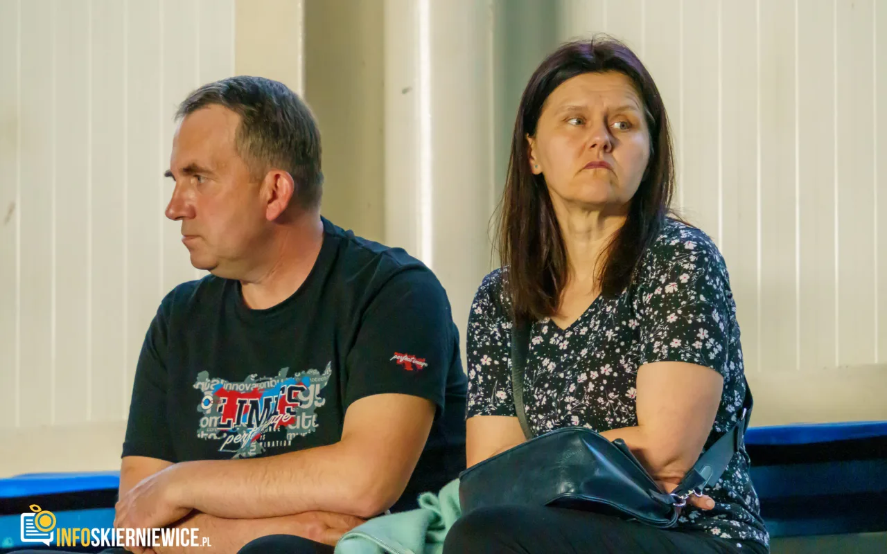 Hala OSiR w Skierniewicach pękała w szwach. Mieszkańcy naszego miasta tłumnie przybyli na występ kabaretu Ani Mru-Mru z ich najnowszym programem „Mniej więcej”.