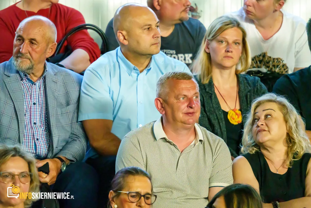 Hala OSiR w Skierniewicach pękała w szwach. Mieszkańcy naszego miasta tłumnie przybyli na występ kabaretu Ani Mru-Mru z ich najnowszym programem „Mniej więcej”.