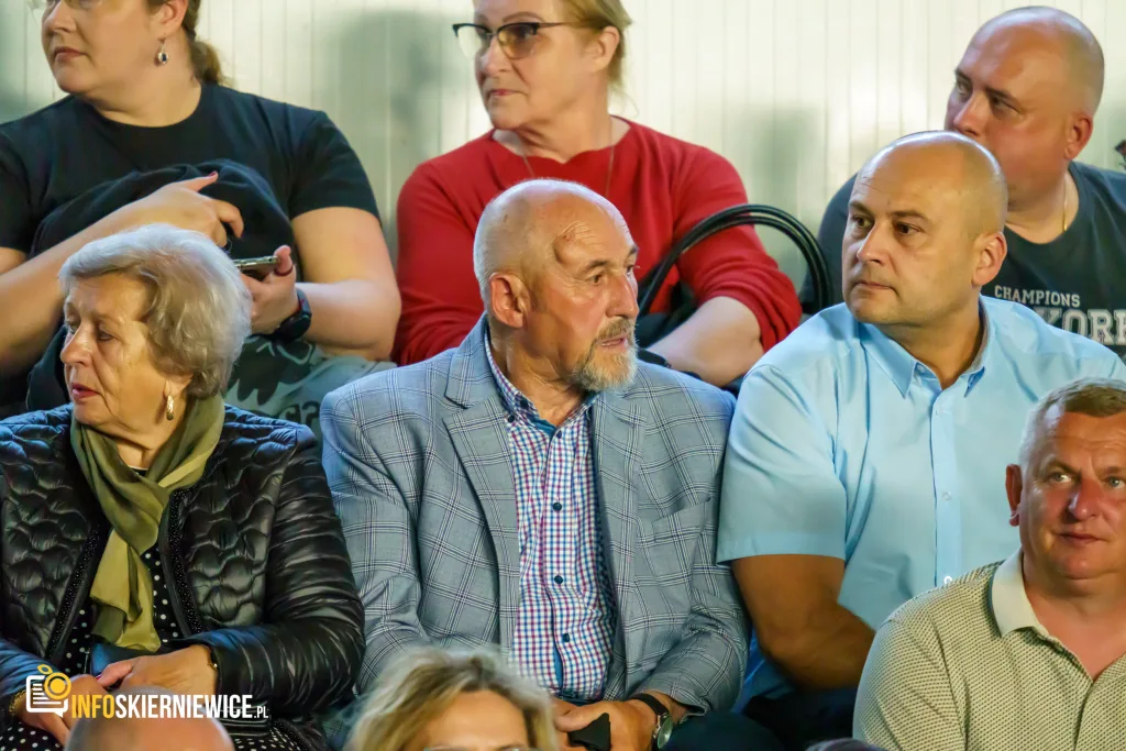 Hala OSiR w Skierniewicach pękała w szwach. Mieszkańcy naszego miasta tłumnie przybyli na występ kabaretu Ani Mru-Mru z ich najnowszym programem „Mniej więcej”.