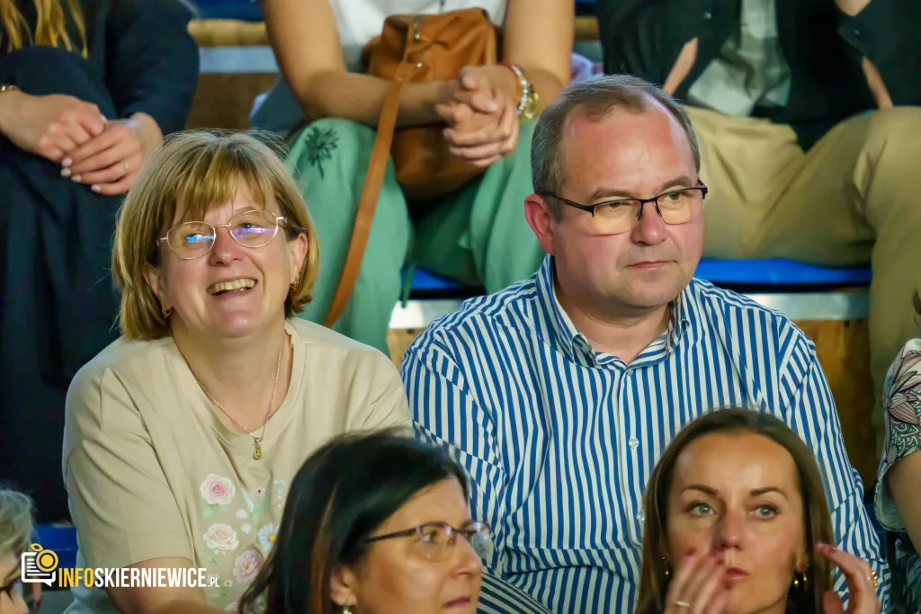 Hala OSiR w Skierniewicach pękała w szwach. Mieszkańcy naszego miasta tłumnie przybyli na występ kabaretu Ani Mru-Mru z ich najnowszym programem „Mniej więcej”.