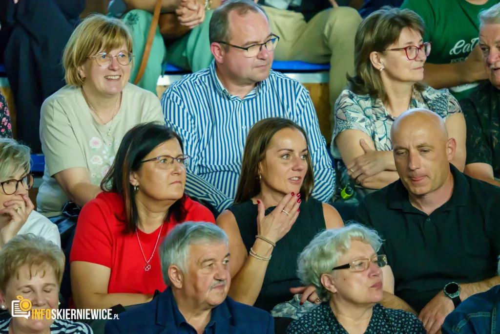 Hala OSiR w Skierniewicach pękała w szwach. Mieszkańcy naszego miasta tłumnie przybyli na występ kabaretu Ani Mru-Mru z ich najnowszym programem „Mniej więcej”.