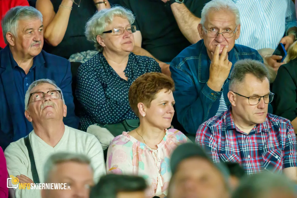 Hala OSiR w Skierniewicach pękała w szwach. Mieszkańcy naszego miasta tłumnie przybyli na występ kabaretu Ani Mru-Mru z ich najnowszym programem „Mniej więcej”.