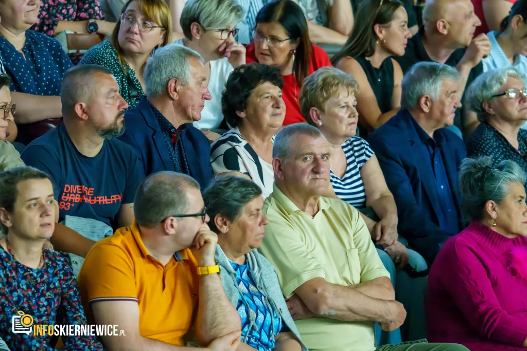 Hala OSiR w Skierniewicach pękała w szwach. Mieszkańcy naszego miasta tłumnie przybyli na występ kabaretu Ani Mru-Mru z ich najnowszym programem „Mniej więcej”.