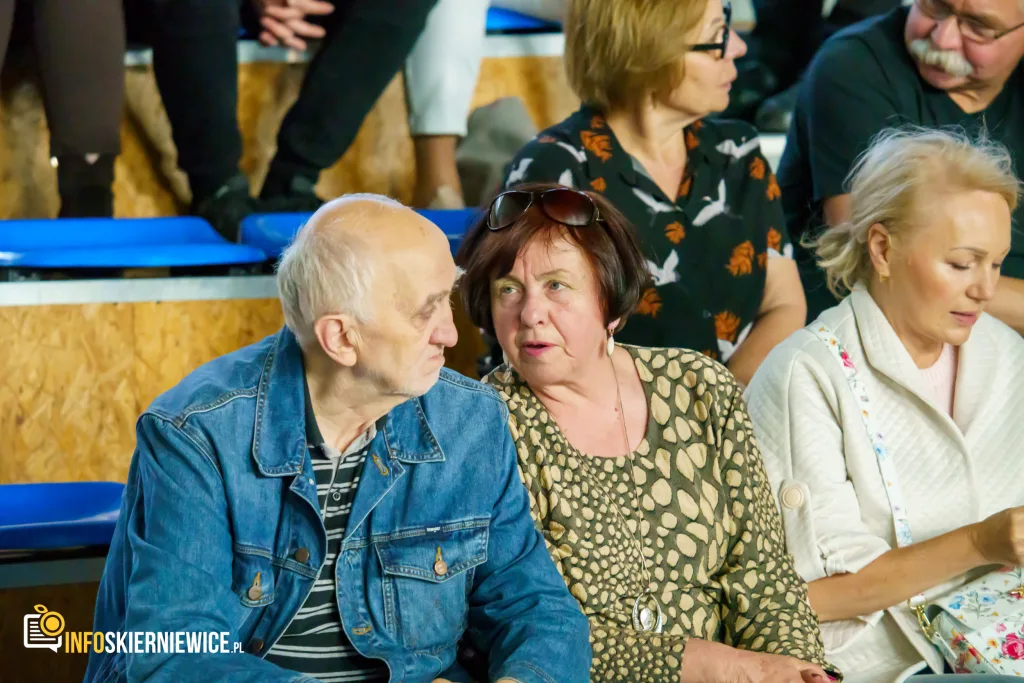 Hala OSiR w Skierniewicach pękała w szwach. Mieszkańcy naszego miasta tłumnie przybyli na występ kabaretu Ani Mru-Mru z ich najnowszym programem „Mniej więcej”.