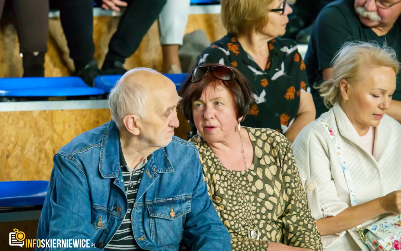 Hala OSiR w Skierniewicach pękała w szwach. Mieszkańcy naszego miasta tłumnie przybyli na występ kabaretu Ani Mru-Mru z ich najnowszym programem „Mniej więcej”.