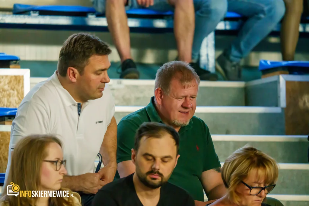 Hala OSiR w Skierniewicach pękała w szwach. Mieszkańcy naszego miasta tłumnie przybyli na występ kabaretu Ani Mru-Mru z ich najnowszym programem „Mniej więcej”.