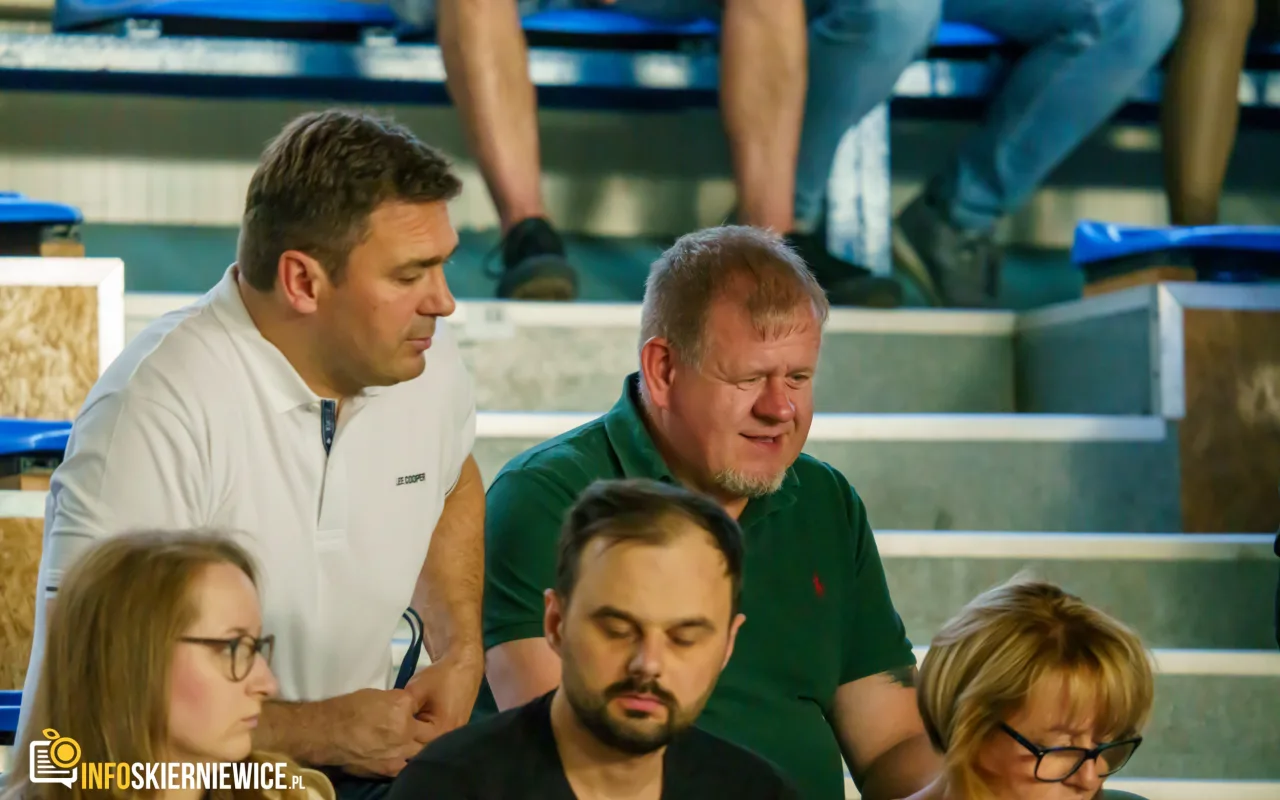 Hala OSiR w Skierniewicach pękała w szwach. Mieszkańcy naszego miasta tłumnie przybyli na występ kabaretu Ani Mru-Mru z ich najnowszym programem „Mniej więcej”.