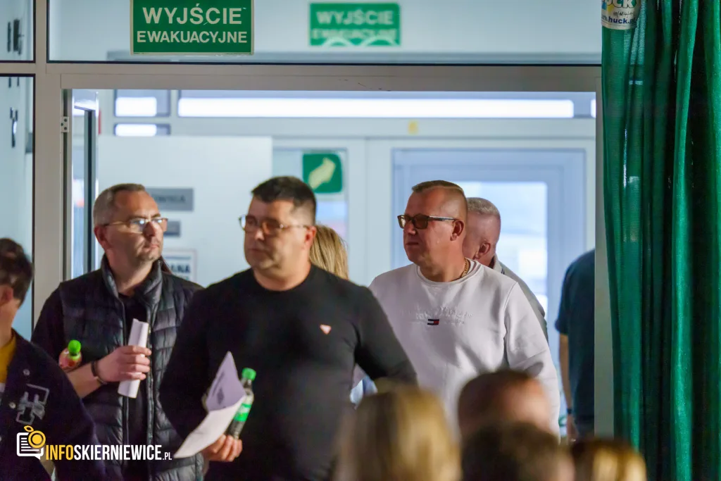 Hala OSiR w Skierniewicach pękała w szwach. Mieszkańcy naszego miasta tłumnie przybyli na występ kabaretu Ani Mru-Mru z ich najnowszym programem „Mniej więcej”.