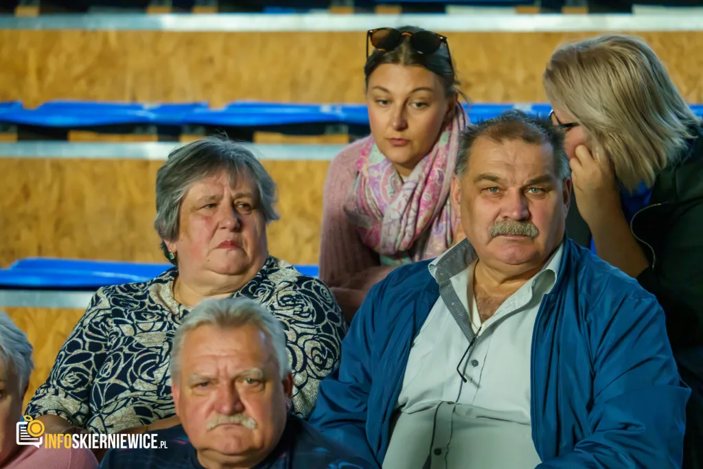 Hala OSiR w Skierniewicach pękała w szwach. Mieszkańcy naszego miasta tłumnie przybyli na występ kabaretu Ani Mru-Mru z ich najnowszym programem „Mniej więcej”.