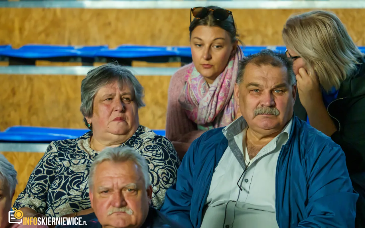 Hala OSiR w Skierniewicach pękała w szwach. Mieszkańcy naszego miasta tłumnie przybyli na występ kabaretu Ani Mru-Mru z ich najnowszym programem „Mniej więcej”.
