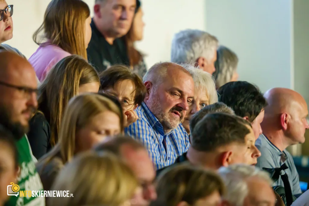 Hala OSiR w Skierniewicach pękała w szwach. Mieszkańcy naszego miasta tłumnie przybyli na występ kabaretu Ani Mru-Mru z ich najnowszym programem „Mniej więcej”.