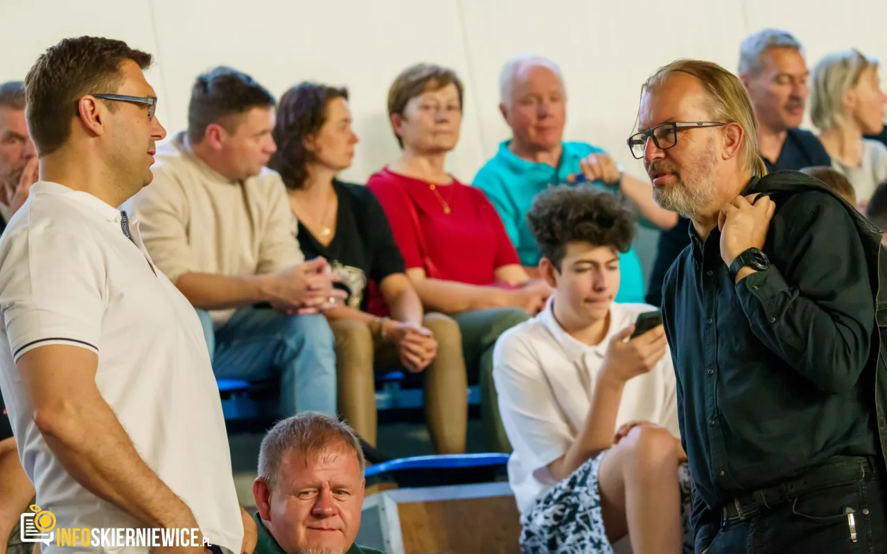 Hala OSiR w Skierniewicach pękała w szwach. Mieszkańcy naszego miasta tłumnie przybyli na występ kabaretu Ani Mru-Mru z ich najnowszym programem „Mniej więcej”.