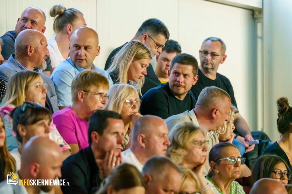 Hala OSiR w Skierniewicach pękała w szwach. Mieszkańcy naszego miasta tłumnie przybyli na występ kabaretu Ani Mru-Mru z ich najnowszym programem „Mniej więcej”.