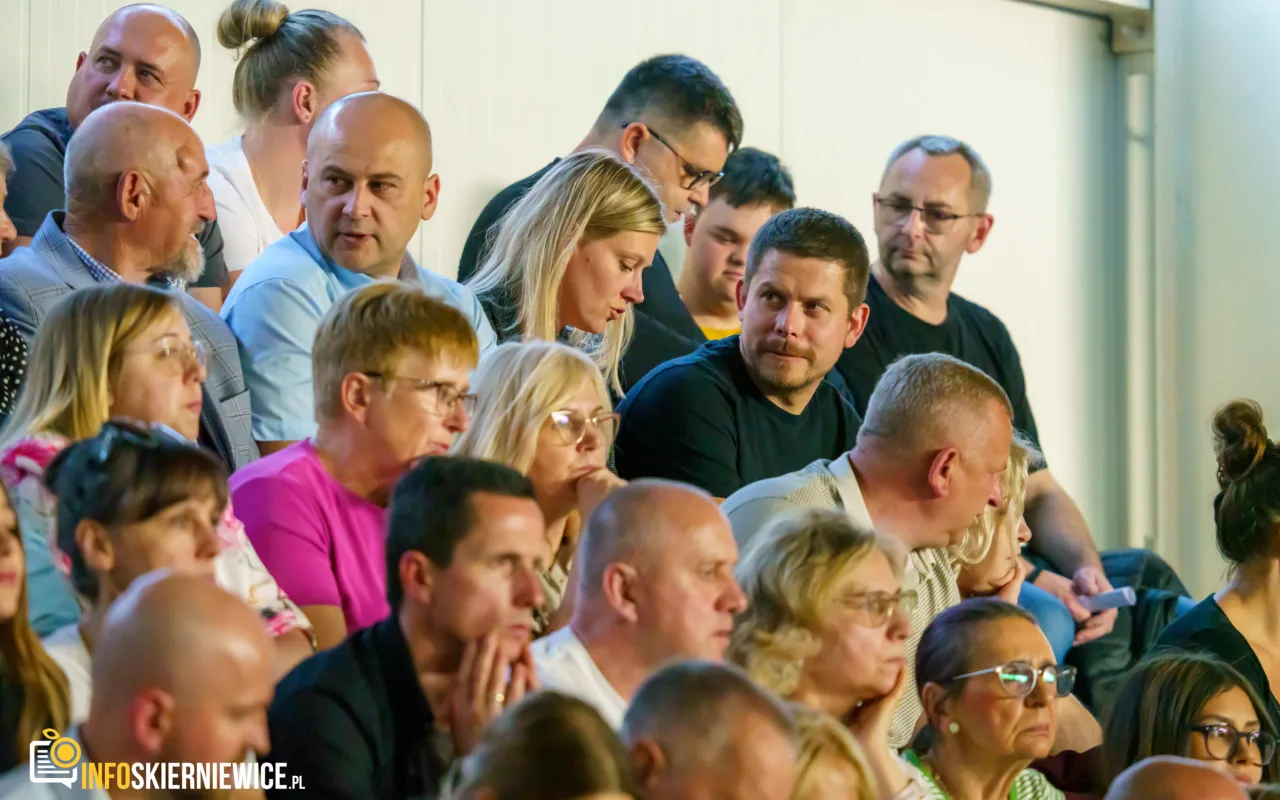 Hala OSiR w Skierniewicach pękała w szwach. Mieszkańcy naszego miasta tłumnie przybyli na występ kabaretu Ani Mru-Mru z ich najnowszym programem „Mniej więcej”.