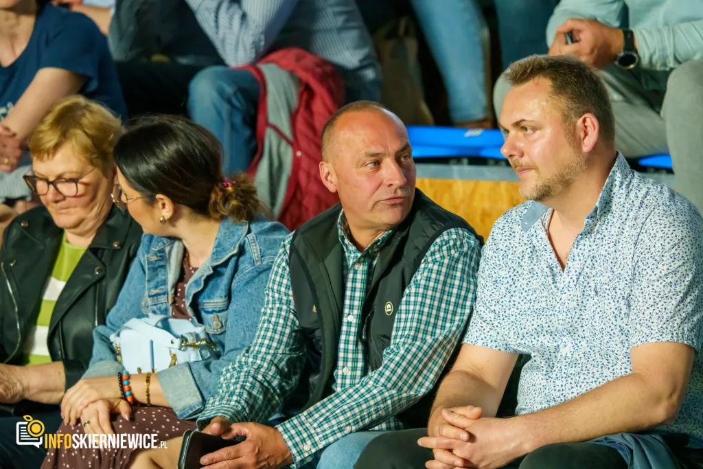 Hala OSiR w Skierniewicach pękała w szwach. Mieszkańcy naszego miasta tłumnie przybyli na występ kabaretu Ani Mru-Mru z ich najnowszym programem „Mniej więcej”.