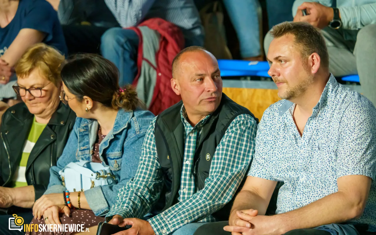 Hala OSiR w Skierniewicach pękała w szwach. Mieszkańcy naszego miasta tłumnie przybyli na występ kabaretu Ani Mru-Mru z ich najnowszym programem „Mniej więcej”.