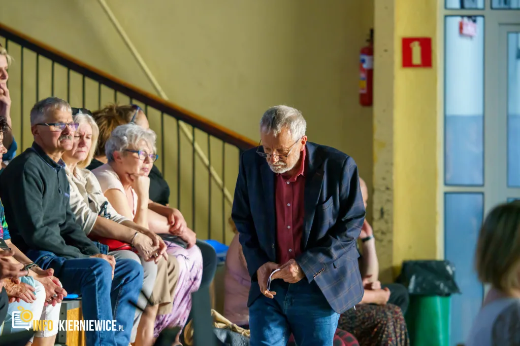 Hala OSiR w Skierniewicach pękała w szwach. Mieszkańcy naszego miasta tłumnie przybyli na występ kabaretu Ani Mru-Mru z ich najnowszym programem „Mniej więcej”.