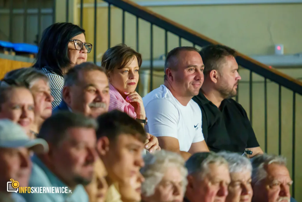 Hala OSiR w Skierniewicach pękała w szwach. Mieszkańcy naszego miasta tłumnie przybyli na występ kabaretu Ani Mru-Mru z ich najnowszym programem „Mniej więcej”.