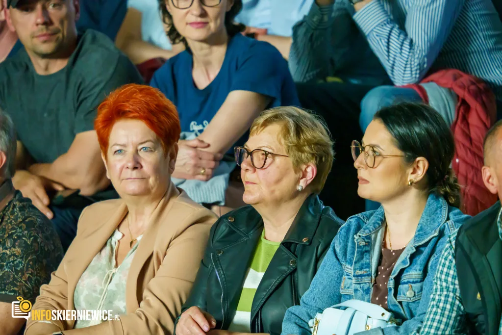 Hala OSiR w Skierniewicach pękała w szwach. Mieszkańcy naszego miasta tłumnie przybyli na występ kabaretu Ani Mru-Mru z ich najnowszym programem „Mniej więcej”.