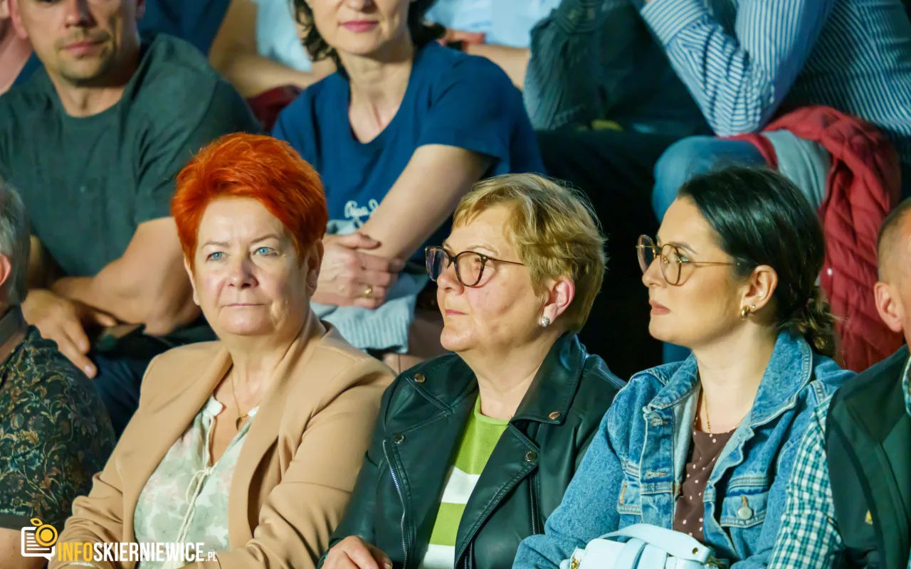 Hala OSiR w Skierniewicach pękała w szwach. Mieszkańcy naszego miasta tłumnie przybyli na występ kabaretu Ani Mru-Mru z ich najnowszym programem „Mniej więcej”.