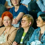 Hala OSiR w Skierniewicach pękała w szwach. Mieszkańcy naszego miasta tłumnie przybyli na występ kabaretu Ani Mru-Mru z ich najnowszym programem „Mniej więcej”.