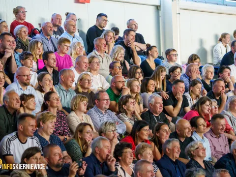 Hala OSiR w Skierniewicach pękała w szwach. Mieszkańcy naszego miasta tłumnie przybyli na występ kabaretu Ani Mru-Mru z ich najnowszym programem „Mniej więcej”.