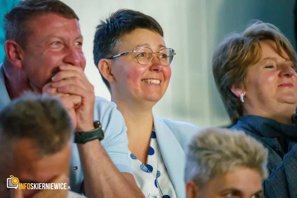 Hala OSiR w Skierniewicach pękała w szwach. Mieszkańcy naszego miasta tłumnie przybyli na występ kabaretu Ani Mru-Mru z ich najnowszym programem „Mniej więcej”.