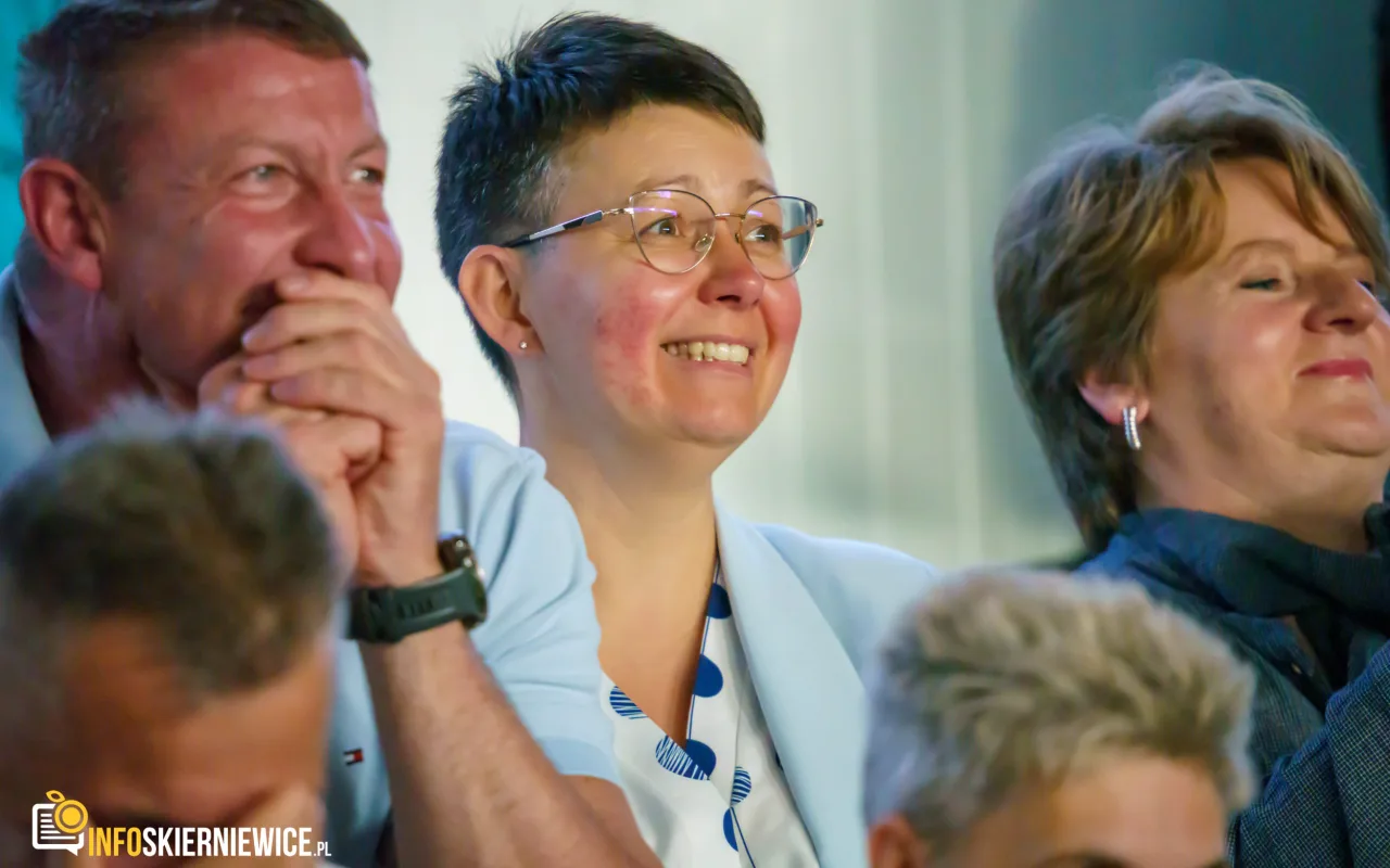 Hala OSiR w Skierniewicach pękała w szwach. Mieszkańcy naszego miasta tłumnie przybyli na występ kabaretu Ani Mru-Mru z ich najnowszym programem „Mniej więcej”.