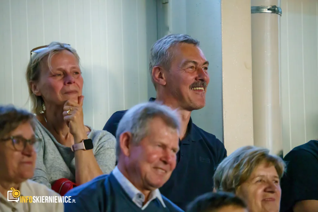 Hala OSiR w Skierniewicach pękała w szwach. Mieszkańcy naszego miasta tłumnie przybyli na występ kabaretu Ani Mru-Mru z ich najnowszym programem „Mniej więcej”.