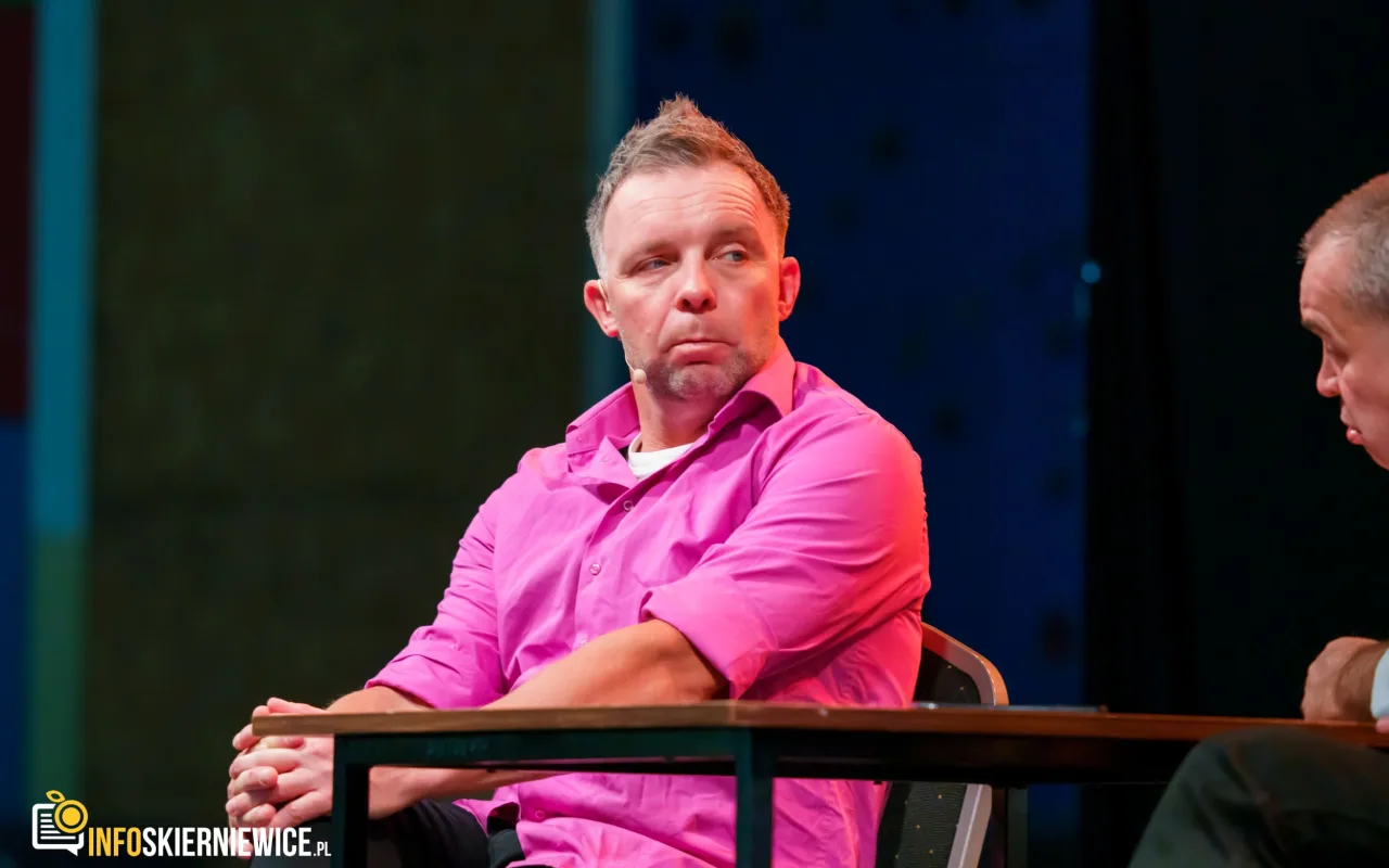 Hala OSiR w Skierniewicach pękała w szwach. Mieszkańcy naszego miasta tłumnie przybyli na występ kabaretu Ani Mru-Mru z ich najnowszym programem „Mniej więcej”.