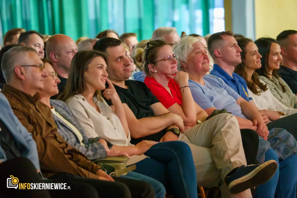 Hala OSiR w Skierniewicach pękała w szwach. Mieszkańcy naszego miasta tłumnie przybyli na występ kabaretu Ani Mru-Mru z ich najnowszym programem „Mniej więcej”.