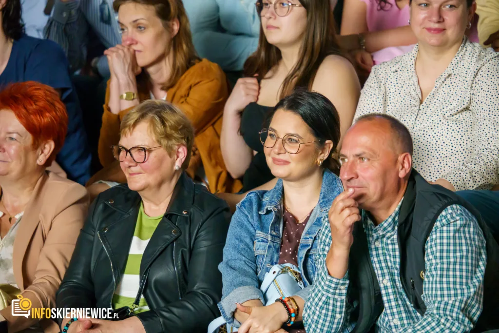 Hala OSiR w Skierniewicach pękała w szwach. Mieszkańcy naszego miasta tłumnie przybyli na występ kabaretu Ani Mru-Mru z ich najnowszym programem „Mniej więcej”.