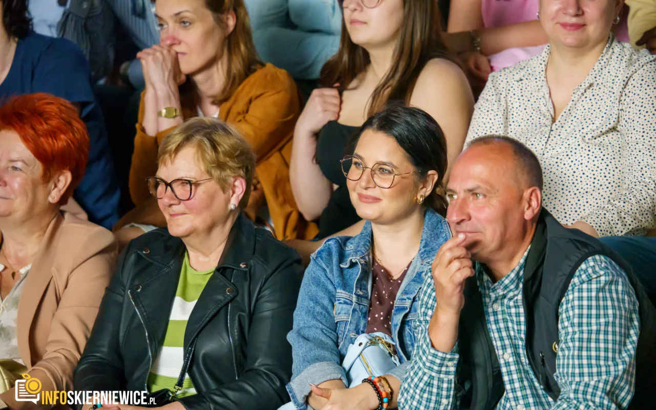 Hala OSiR w Skierniewicach pękała w szwach. Mieszkańcy naszego miasta tłumnie przybyli na występ kabaretu Ani Mru-Mru z ich najnowszym programem „Mniej więcej”.