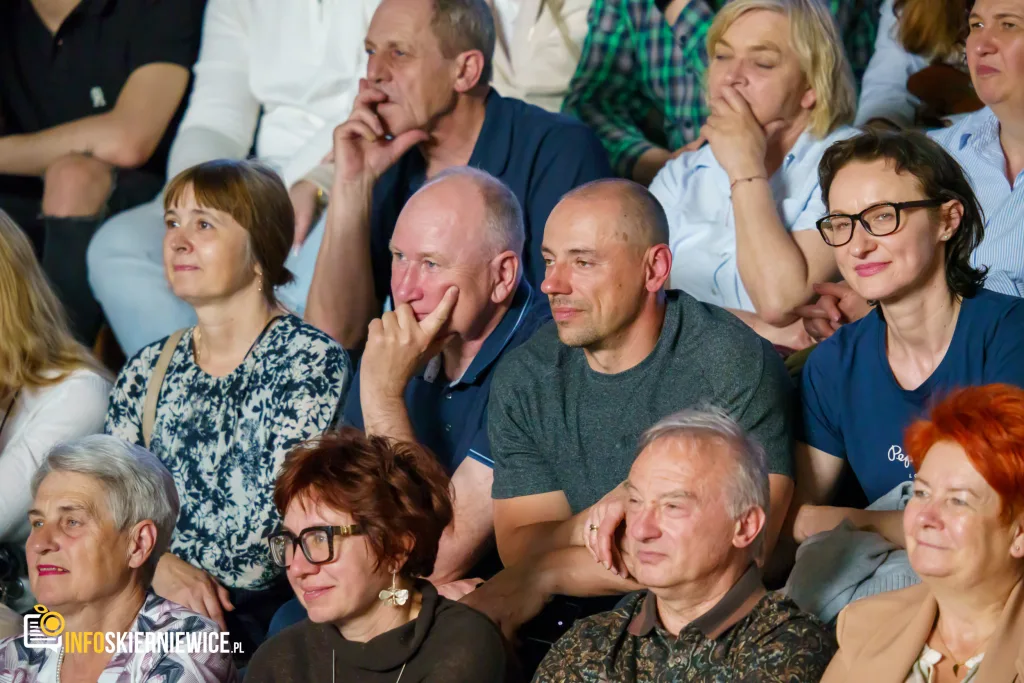 Hala OSiR w Skierniewicach pękała w szwach. Mieszkańcy naszego miasta tłumnie przybyli na występ kabaretu Ani Mru-Mru z ich najnowszym programem „Mniej więcej”.