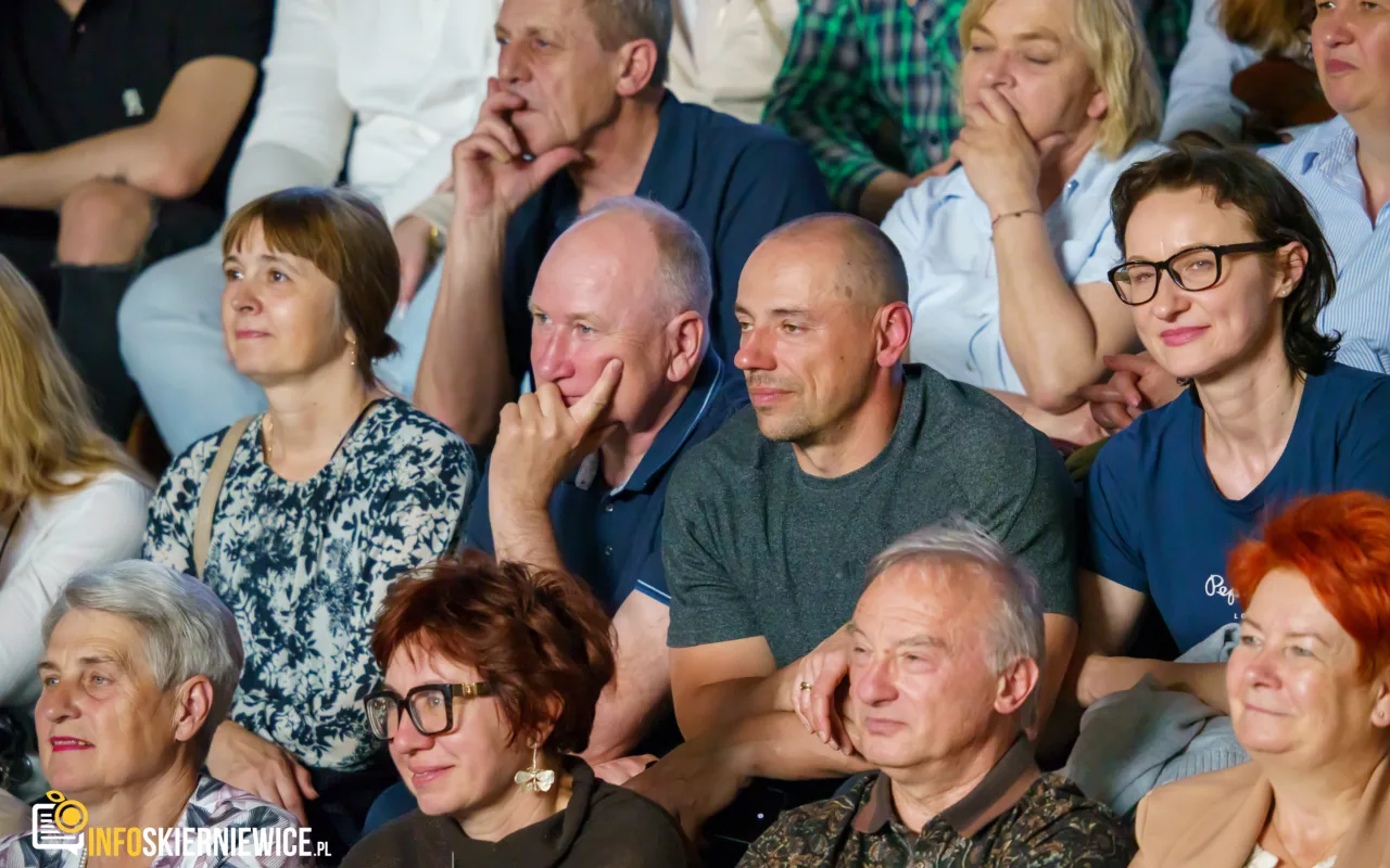Hala OSiR w Skierniewicach pękała w szwach. Mieszkańcy naszego miasta tłumnie przybyli na występ kabaretu Ani Mru-Mru z ich najnowszym programem „Mniej więcej”.