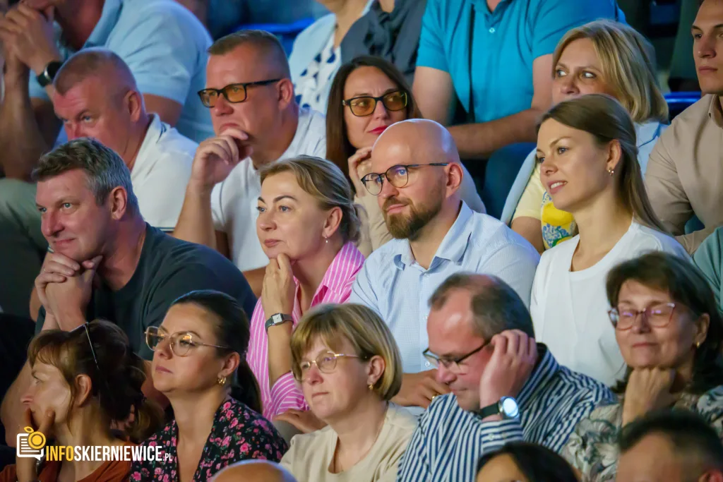 Hala OSiR w Skierniewicach pękała w szwach. Mieszkańcy naszego miasta tłumnie przybyli na występ kabaretu Ani Mru-Mru z ich najnowszym programem „Mniej więcej”.