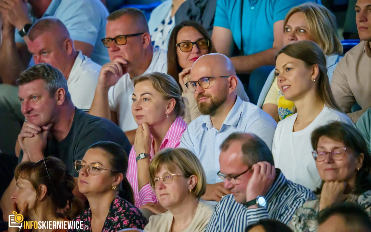 Hala OSiR w Skierniewicach pękała w szwach. Mieszkańcy naszego miasta tłumnie przybyli na występ kabaretu Ani Mru-Mru z ich najnowszym programem „Mniej więcej”.