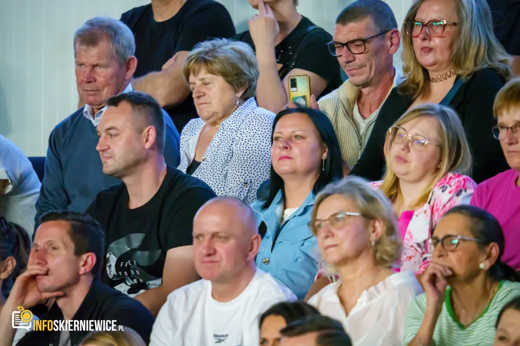 Hala OSiR w Skierniewicach pękała w szwach. Mieszkańcy naszego miasta tłumnie przybyli na występ kabaretu Ani Mru-Mru z ich najnowszym programem „Mniej więcej”.