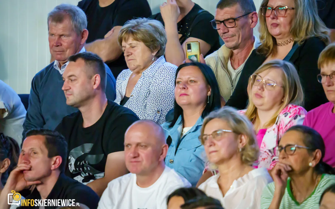 Hala OSiR w Skierniewicach pękała w szwach. Mieszkańcy naszego miasta tłumnie przybyli na występ kabaretu Ani Mru-Mru z ich najnowszym programem „Mniej więcej”.