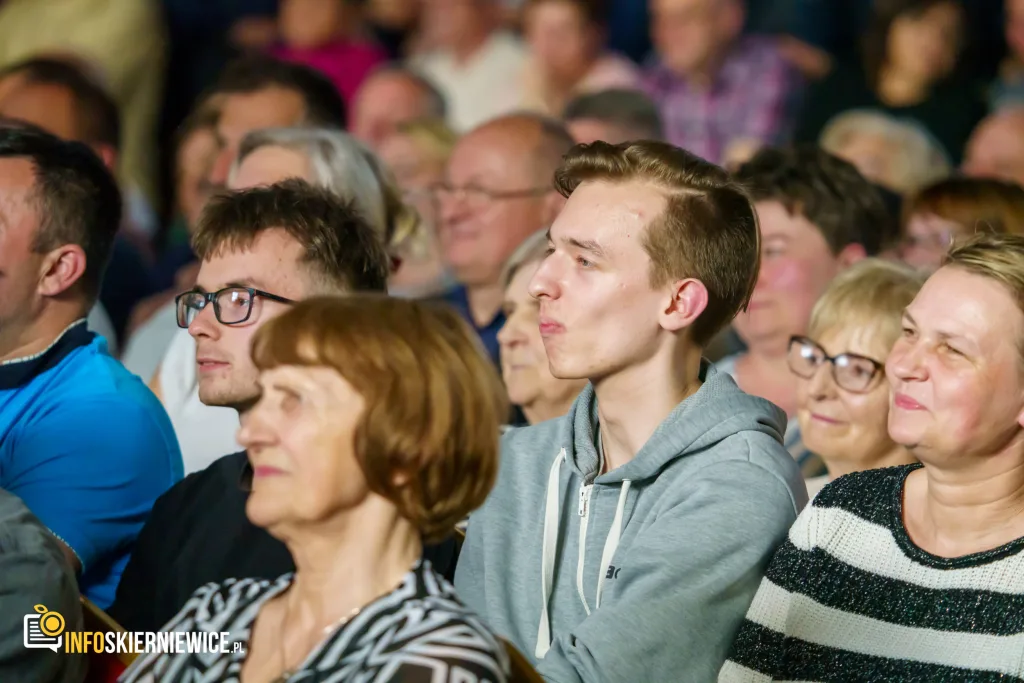 Hala OSiR w Skierniewicach pękała w szwach. Mieszkańcy naszego miasta tłumnie przybyli na występ kabaretu Ani Mru-Mru z ich najnowszym programem „Mniej więcej”.