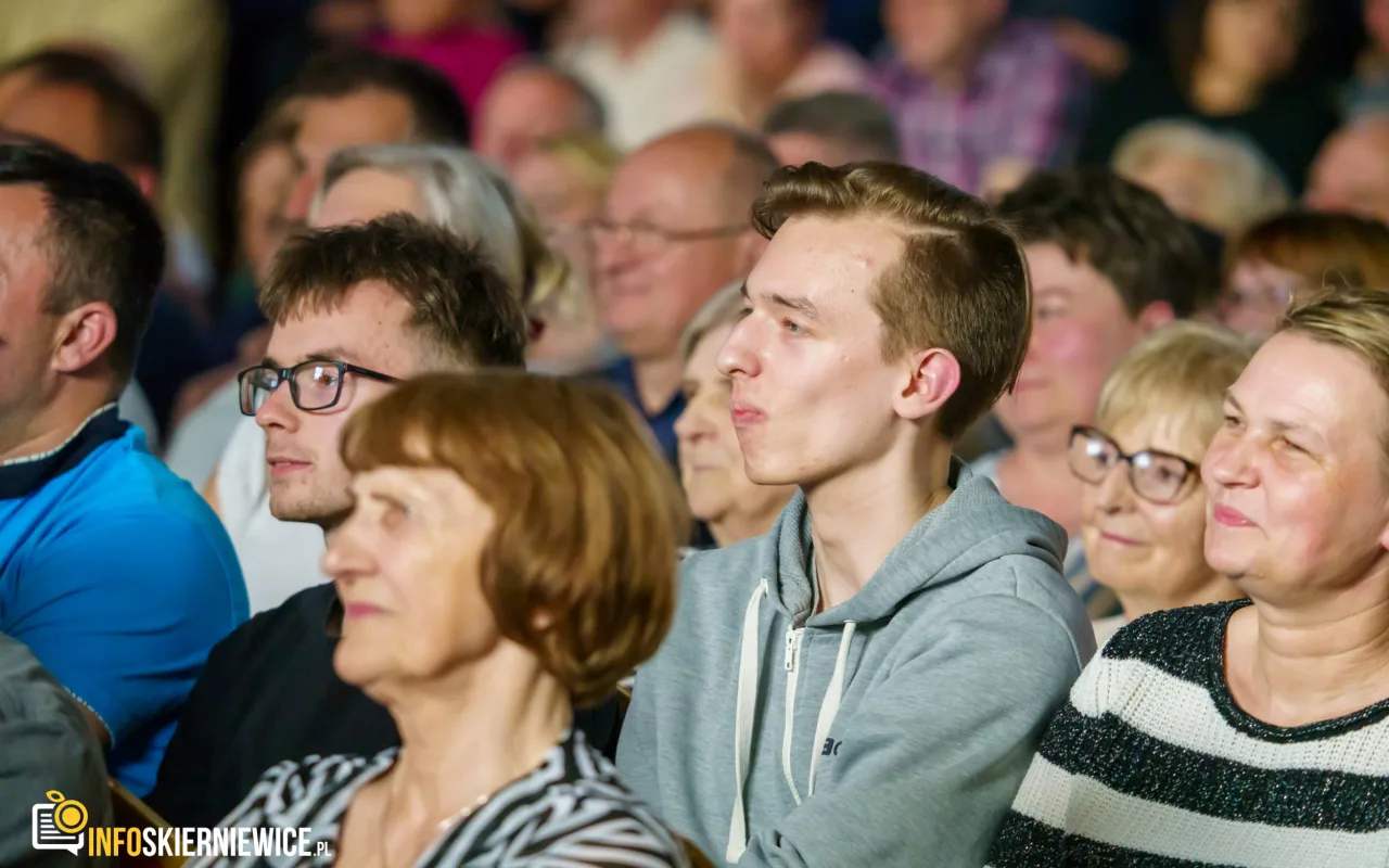 Hala OSiR w Skierniewicach pękała w szwach. Mieszkańcy naszego miasta tłumnie przybyli na występ kabaretu Ani Mru-Mru z ich najnowszym programem „Mniej więcej”.
