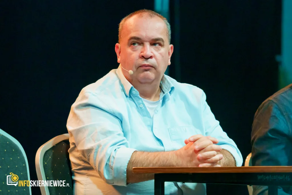 Hala OSiR w Skierniewicach pękała w szwach. Mieszkańcy naszego miasta tłumnie przybyli na występ kabaretu Ani Mru-Mru z ich najnowszym programem „Mniej więcej”.