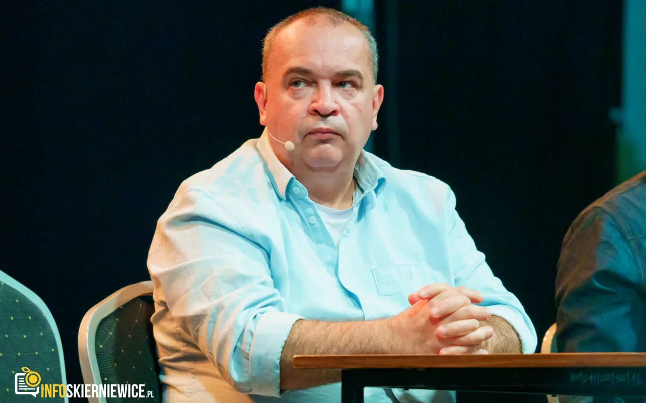 Hala OSiR w Skierniewicach pękała w szwach. Mieszkańcy naszego miasta tłumnie przybyli na występ kabaretu Ani Mru-Mru z ich najnowszym programem „Mniej więcej”.