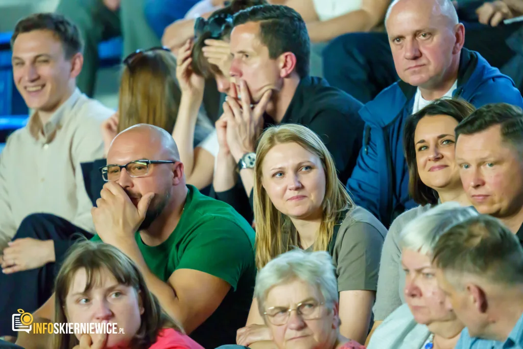 Hala OSiR w Skierniewicach pękała w szwach. Mieszkańcy naszego miasta tłumnie przybyli na występ kabaretu Ani Mru-Mru z ich najnowszym programem „Mniej więcej”.