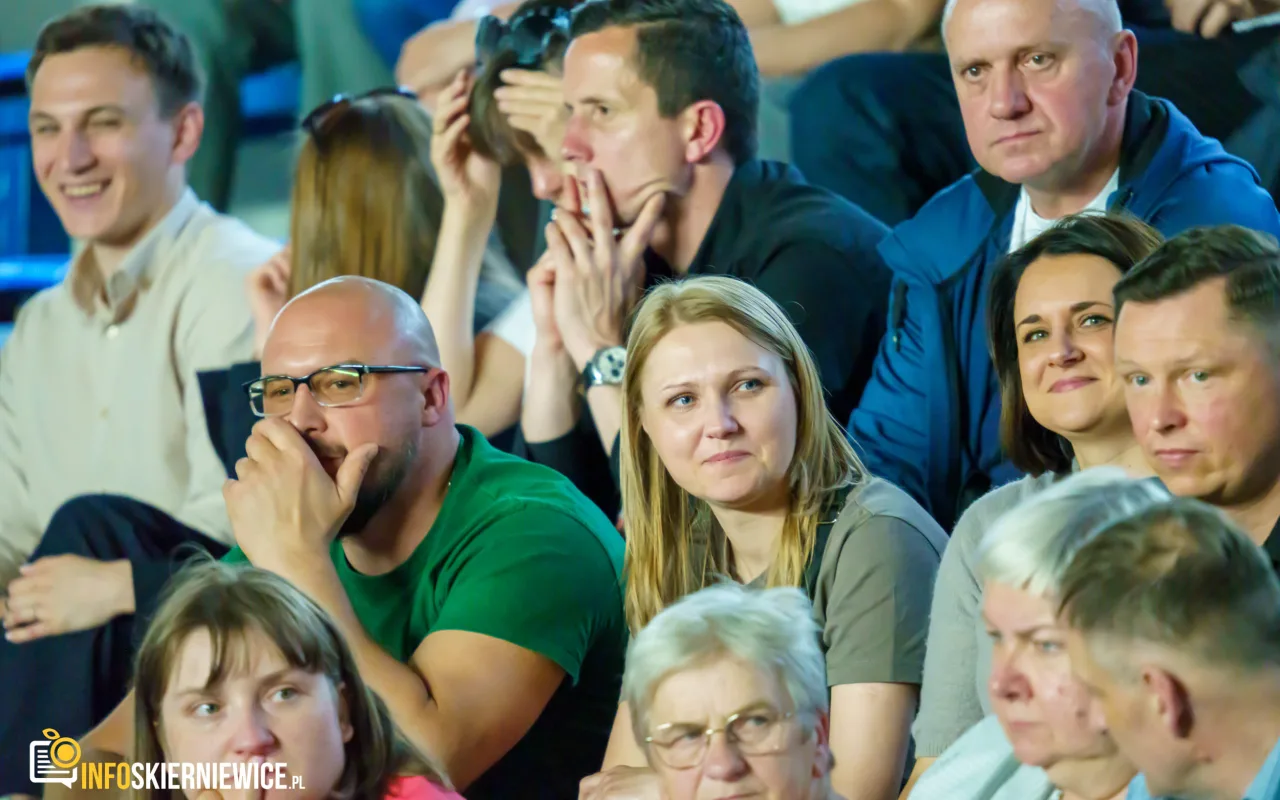 Hala OSiR w Skierniewicach pękała w szwach. Mieszkańcy naszego miasta tłumnie przybyli na występ kabaretu Ani Mru-Mru z ich najnowszym programem „Mniej więcej”.