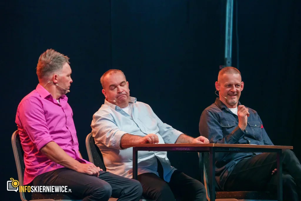Hala OSiR w Skierniewicach pękała w szwach. Mieszkańcy naszego miasta tłumnie przybyli na występ kabaretu Ani Mru-Mru z ich najnowszym programem „Mniej więcej”.