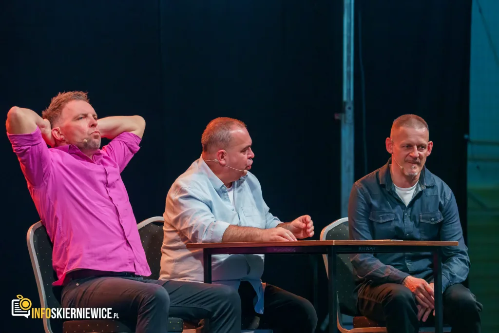 Hala OSiR w Skierniewicach pękała w szwach. Mieszkańcy naszego miasta tłumnie przybyli na występ kabaretu Ani Mru-Mru z ich najnowszym programem „Mniej więcej”.