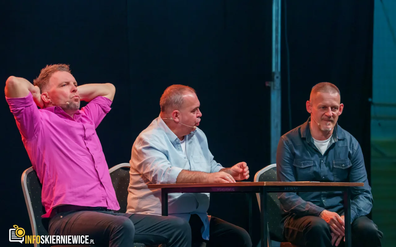 Hala OSiR w Skierniewicach pękała w szwach. Mieszkańcy naszego miasta tłumnie przybyli na występ kabaretu Ani Mru-Mru z ich najnowszym programem „Mniej więcej”.