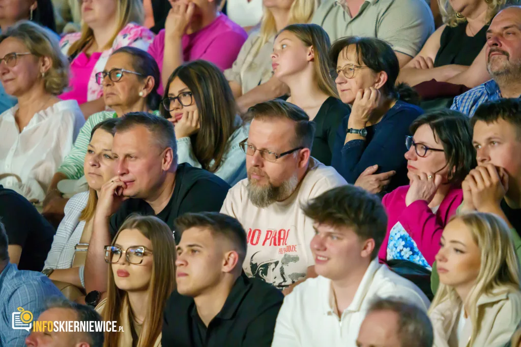 Hala OSiR w Skierniewicach pękała w szwach. Mieszkańcy naszego miasta tłumnie przybyli na występ kabaretu Ani Mru-Mru z ich najnowszym programem „Mniej więcej”.