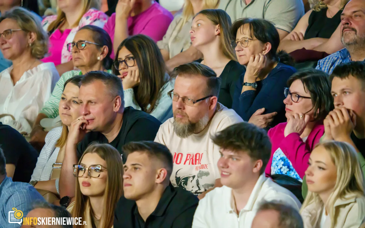 Hala OSiR w Skierniewicach pękała w szwach. Mieszkańcy naszego miasta tłumnie przybyli na występ kabaretu Ani Mru-Mru z ich najnowszym programem „Mniej więcej”.